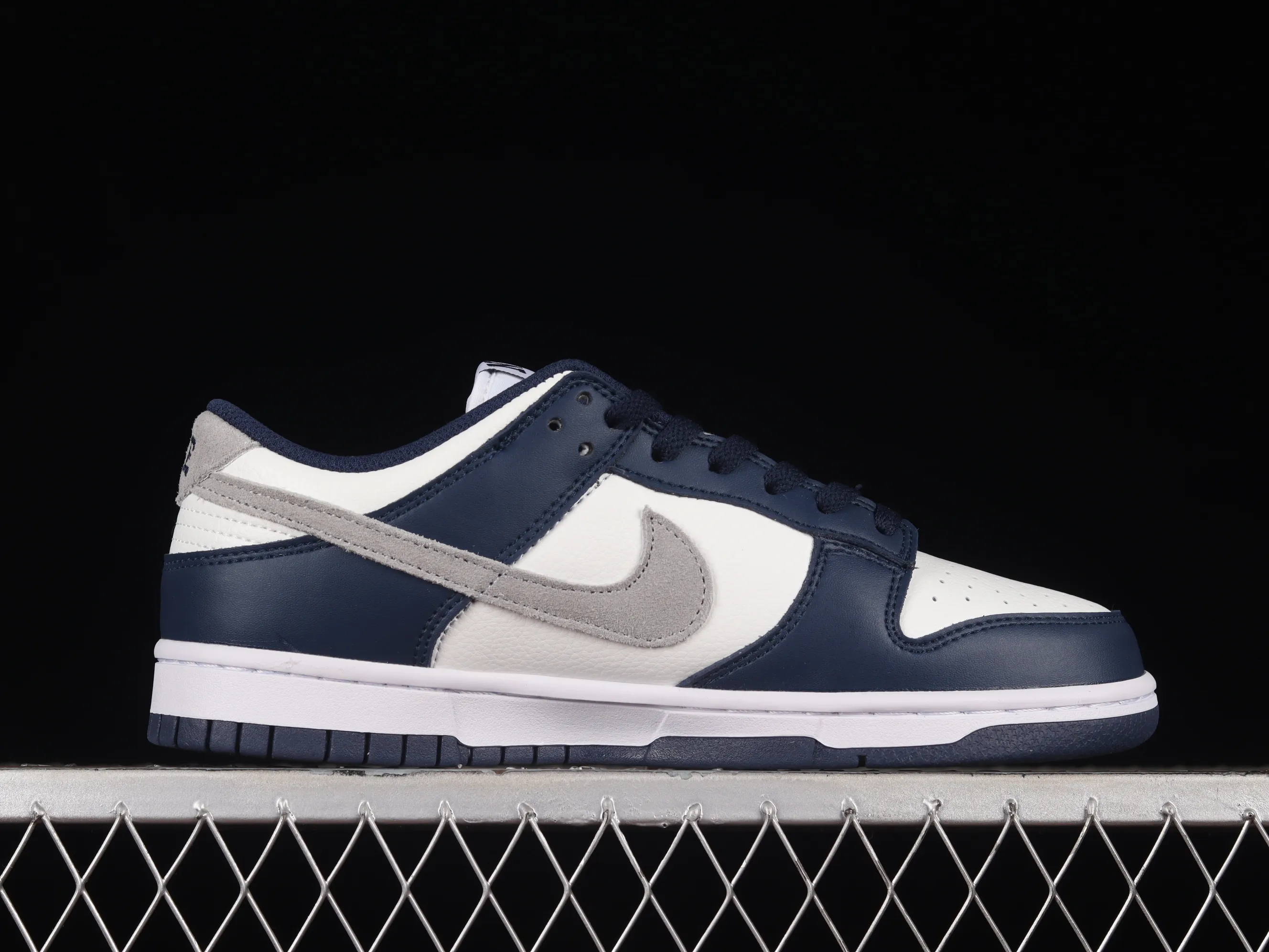 All categories Nk SB Dunk Series Nk SB Dunk Low low-top sneakers Cost-effective version Nk Dunk Low "Midnight Navy" blue and white SB low-top sports and leisure sneakers FO9749-400